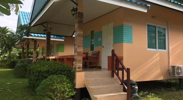 Бунгало с балконом и с красивым видом из окна Sangtong Beach Resort