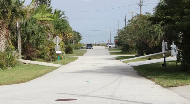 839G - Riverfront home, walk to beach by RedAwning, Забронировать Дом для отпуска Нью-Смирна-Бич Daytona Beach Area