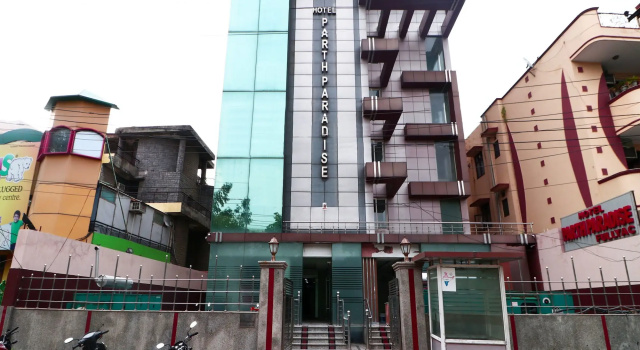 OYO 16893 Hotel Parth Paradise, Забронировать Отель Отели штата Уттар-Прадеша с парковкой, Парковка
