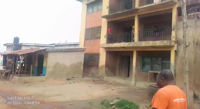 A 2-story building with 2 shops, Đặt Khách sạn Ibadan Nigeria