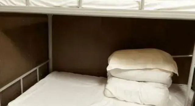 Кровать в общем номере (мужской номер) Caoye Ziyou Hostel