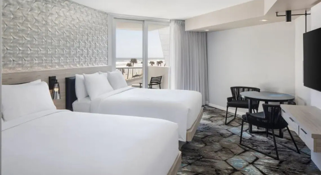 Четырёхместный номер Standard с видом на океан Renaissance Daytona Beach Oceanfront Hotel