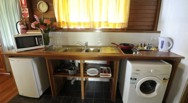 Люкс с балконом и с видом на воду Kokopo Beach Bungalow Resort