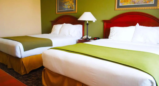 Четырёхместный номер Standard Magnuson Hotel Commerce