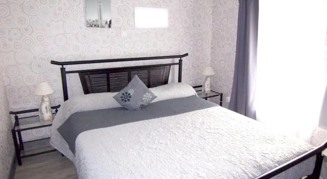 House With 2 Bedrooms in Lapeyrouse, With Wonderful Lake View, Enclose, Забронировать Дом для отпуска Коттеджи Allier, Коттедж