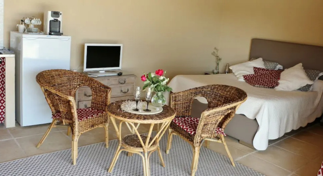 Bright Studio in Tarascon, Provence, With Pool Access, Furnished Garde, Забронировать Апартаменты/квартира Тараскон ViaRhona