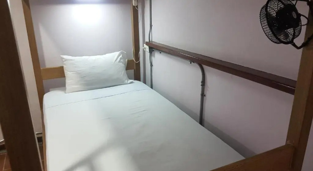 Кровать в общем номере Purple Monkey Hostel