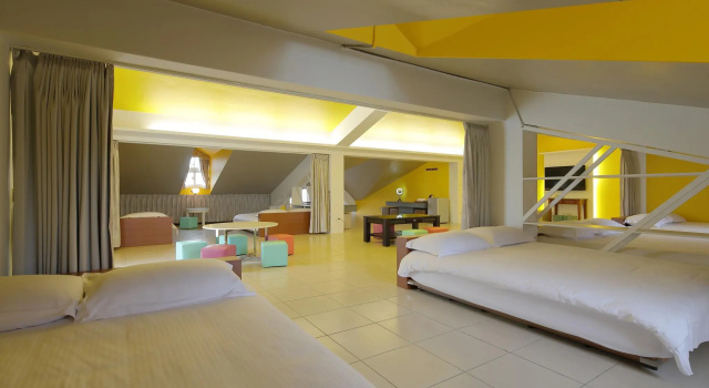 Кровать в общем номере Bajia Knight Manor
