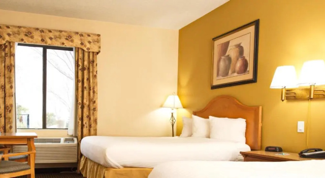 Четырёхместный номер Standard Tombstone Grand Hotel, a Baymont by Wyndham