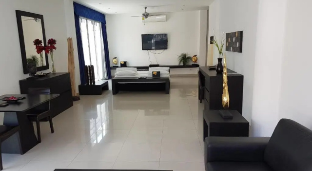 Люкс East Suites