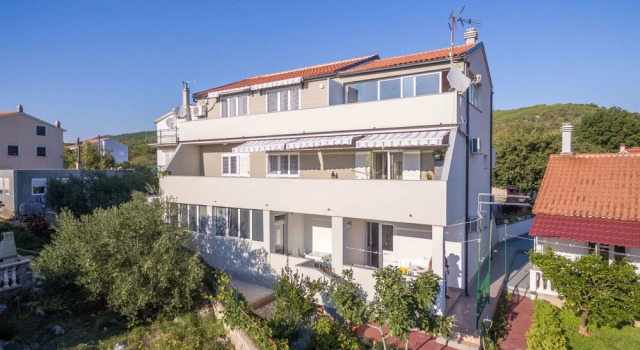 Apartment Milivoj, Забронировать Апартаменты/квартира Трибунь Шибенско-Книнская жупания, рядом с Пристань для яхт Трибуни