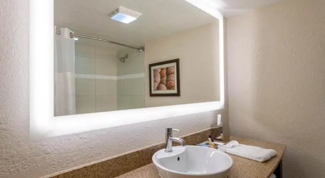 Номер Standard с видом на бассейн Wyndham Boca Raton Hotel