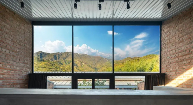 Номер Deluxe Brickyard Retreat at Mutianyu Great Wall Adjoin to Mutianyu Great Wall - Room with the View of Great Wall - Chinese massage experience - Vehicle Shuttle Service - International Catering - SPA& Nail Beauty Facilities