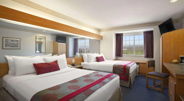 Четырёхместный номер Standard Ramada Limited by Wyndham, Bloomington I-55 & I-74 IL