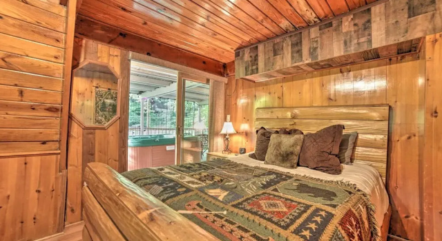 A-frame Gatlinburg Cabin w/ Deck & Private Hot Tub, Забронировать Дом для отпуска Отели Great Smoky Mountains National Park с парковкой, Парковка