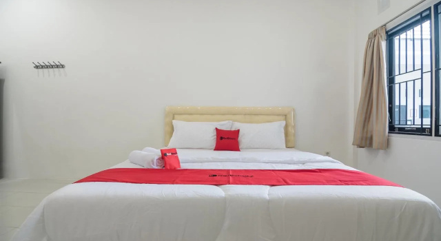 Cemara Guesthouse by RedDoorz, Book Hotel Jambi Jambi