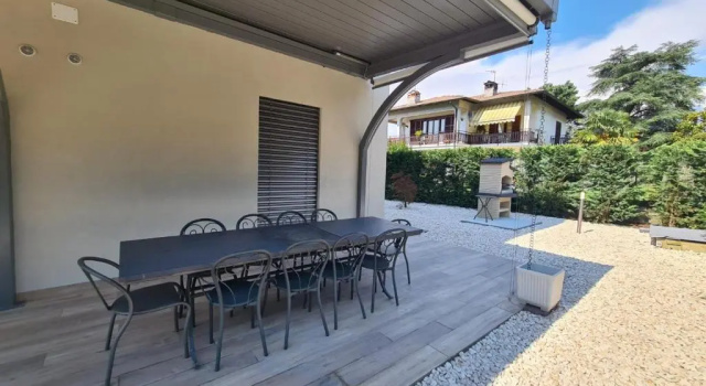 Коттедж с 5 комнатами Villa Family Colico With Pool