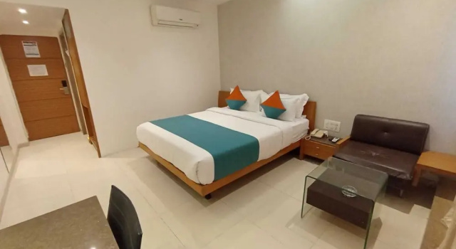 Номер Executive с балконом Pride Biznotel Alkapuri Near Vadodara Airport