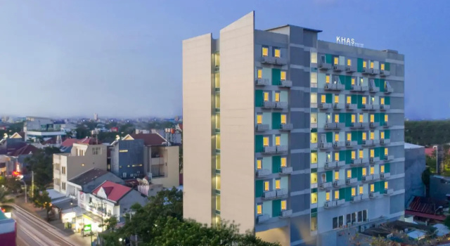 Кровать в общем номере KHAS Makassar Hotel