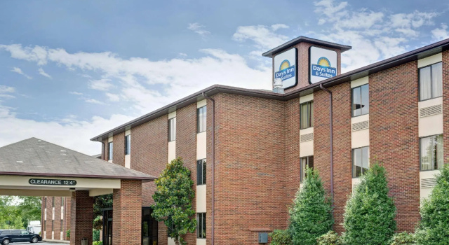 Четырёхместный номер Standard Days Inn & Suites by Wyndham Hickory