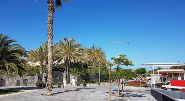 Playa del Duque in 1st sea line directly on the beach, heated pool, Wifi, balcony, Reservar Hotel Adeje 