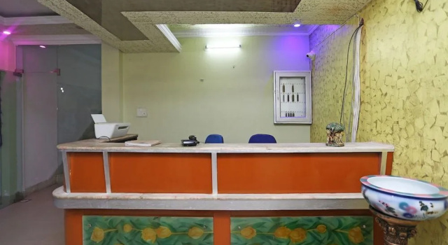 Oyo 26657 Vrindaban Guest House, Забронировать Гостевой дом Отели Лакхнау с парковкой, рядом с Вокзал Лакхнау, Парковка