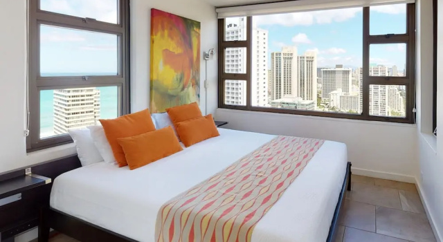 Artsy 32nd Floor Condo with Modern Furnishings & Gorgeous Ocean Views by Koko Resort Vacation Rentals, Book Ferieresort Oahu hoteller med pool, Swimmingpool