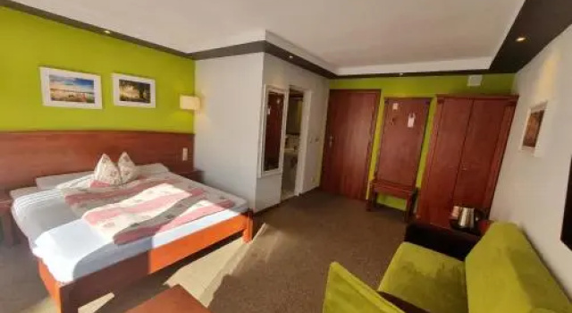Hotel & Restauracja Wodnik, Забронировать Отель Отели Кшиж с парковкой, Парковка