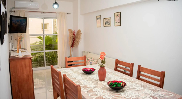 Departamento en calle principal, cómodo, hasta 4.