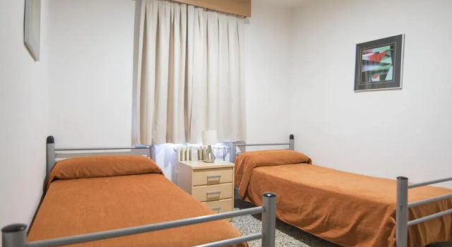 Кровать в общем номере Albergue Inturjoven Granada