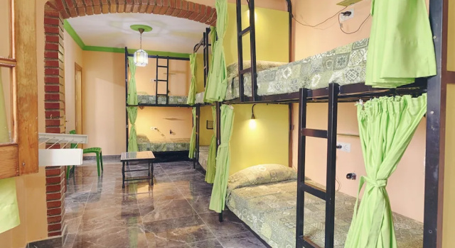 Кровать в общем номере с видом на внутренний двор Charming Nerja Hostel