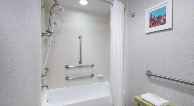 Четырёхместный номер для гостей с ограниченными возможностями Hampton Inn & Suites Chicago North Shore