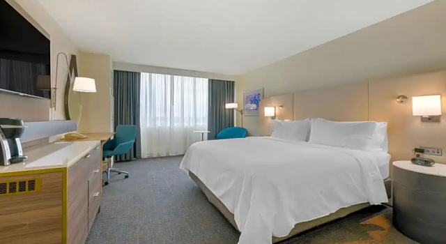 Двухместный люкс c 1 комнатой с балконом Delta Hotels by Marriott West Palm Beach