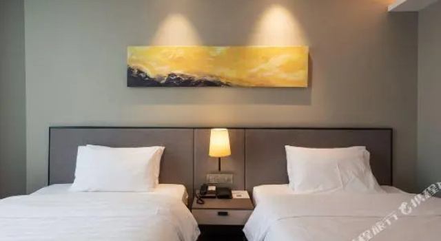 Home Inn Plus (Shaoxing East Railway Station Fengshan South Station), Rezerwuj Hotel Hotele w Shaoxing z Parkingiem, Parking