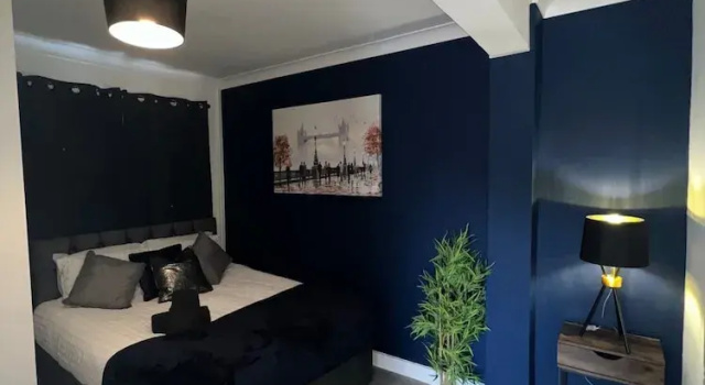Gms Luxury House in Chatham, Book Hotel Chatham Kent