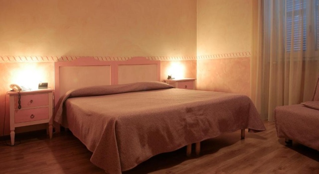 Göl manzaralı Standart üç kişilik oda Hotel Risi