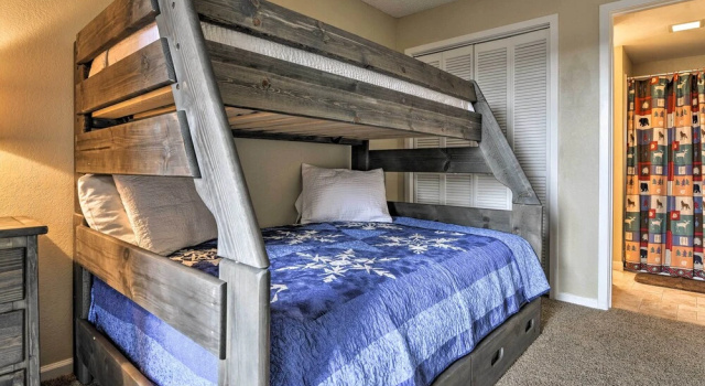 1 Mi to Granby Ranch: Cozy Condo w/ Fireplace, Забронировать Апартаменты/квартира Отели Грэнби с парковкой, Парковка