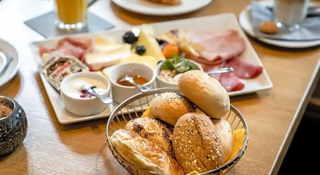 Hotel Business Bay das ehemalige Staycation Hotel, Забронировать Отель Зиндельфинген Баден-Вюртемберг