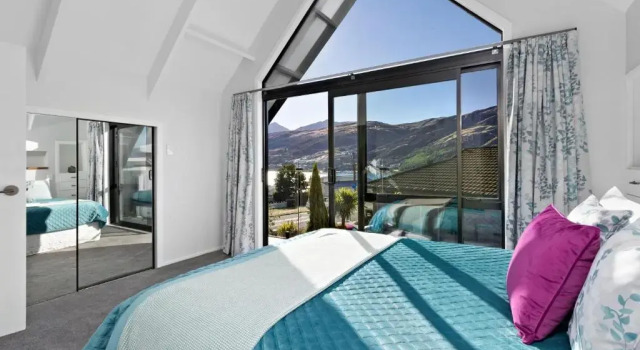The Gables - Queenstown - Beautiful, stylish, newly renovated 4 bedroom home, 예약 호텔 퀸스타운 Lake Wakatipu