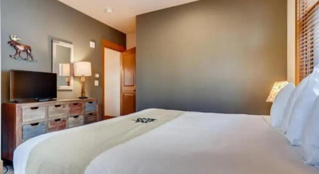 Номер Standard с балконом Premier 4 Bedroom Ski in, Ski out Lone Eagle Condo With the Best Access to Skiing in Keystone