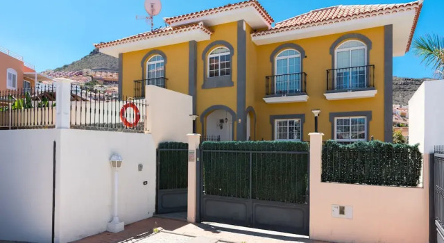 Amazing Costa Adeje's Villa! Pool & Big Garden, Забронировать Отель Бизнес-отели Адехе, 4* 5*