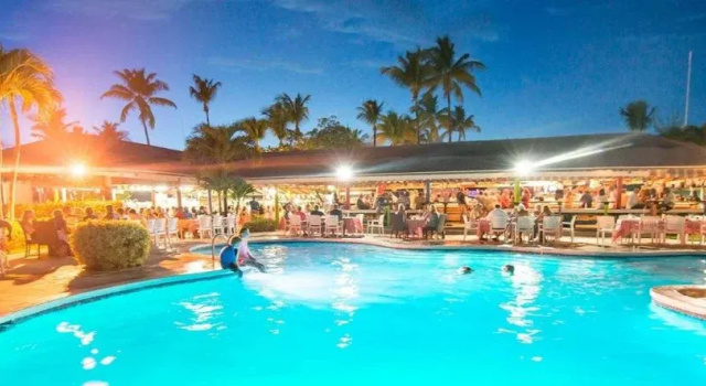 Treasure Cay Beach, Marina & Golf Resort, Забронировать Курортный отель Отели Островов Абако с бассейном, Бассейн