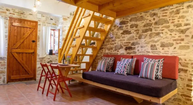 Lavrio stone house 5 min from the centre/port, Забронировать Апартаменты/квартира Отели Лавреотики с парковкой, Парковка