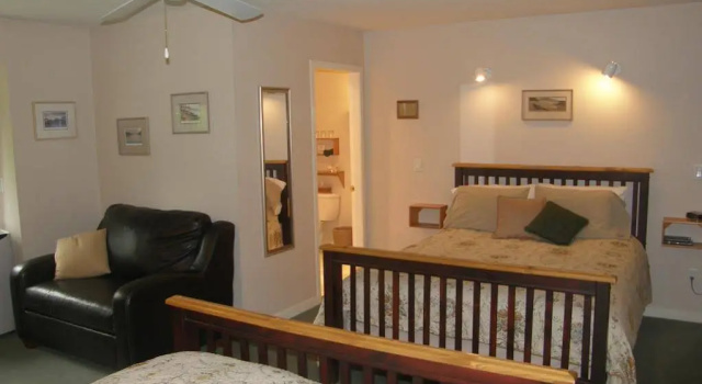 Cedar Wood Lodge B&B, Забронировать Отель «постель и завтрак» Отели Pacific Rim Vancouver Island с завтраком, Завтраки