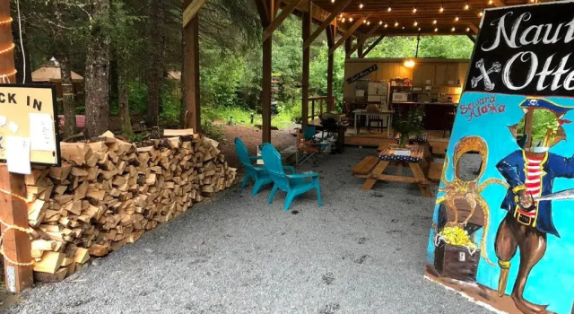 Тент Nauti Otter Inn and Yurt Village
