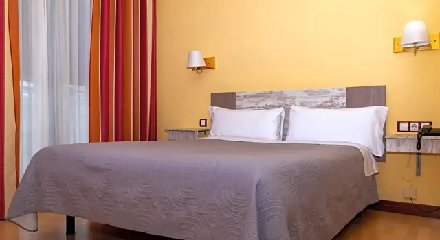 Четырёхместный номер Standard с балконом и с видом на город Hotel Tibur