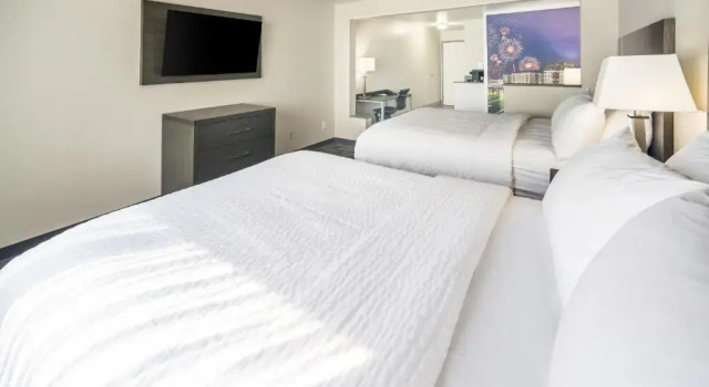 Четырёхместный люкс AmericInn by Wyndham Green Bay Near Stadium