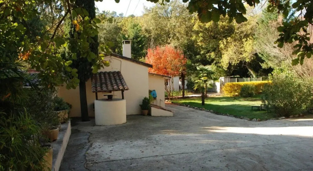 Studio in Blauzac, With Enclosed Garden and Wifi - 35 km From the Beac, Забронировать Отель Отели Сент-Анастази с парковкой, Парковка