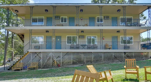 Table Rock Lake Apt w/ Community Dock & Fire Pits!, Book Lejlighed Missouri hoteller med parkering, Parkering
