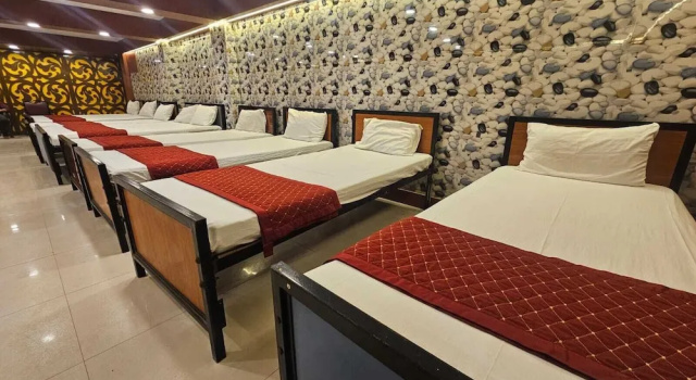 Кровать в общем номере Tirupati Lodge Private Limited